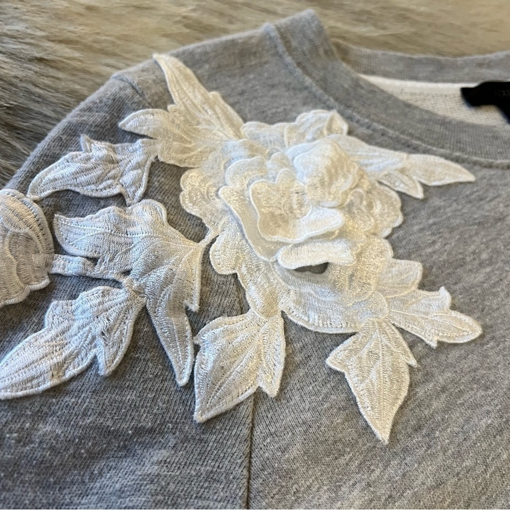 J. CREW Gray Long Sleeve White Floral Shoulders Crewneck XS Sweatshirt Cropped - Picture 7 of 11
